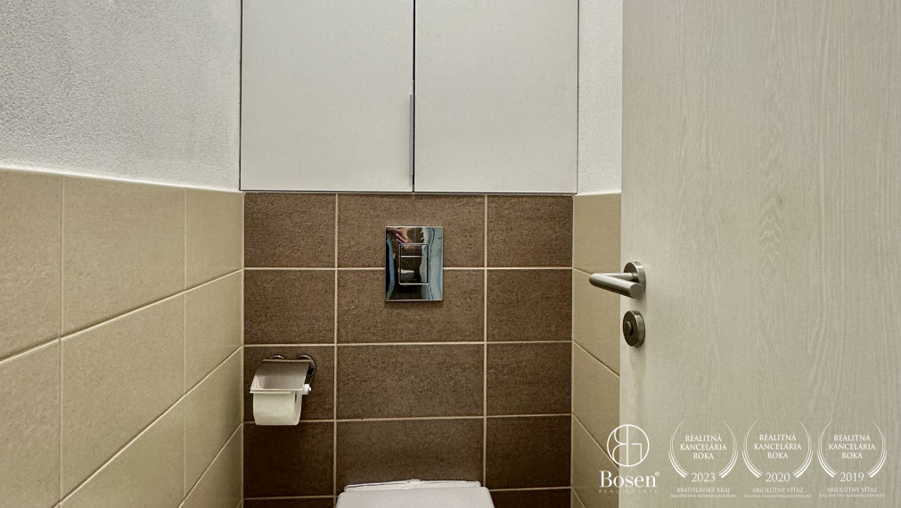 BOSEN | PRENAJATÉ: 2 izbový klimatizovaný byt s garážovým parkovacím státím, ul. Muchovo námestie, Bratislava - Petržalka