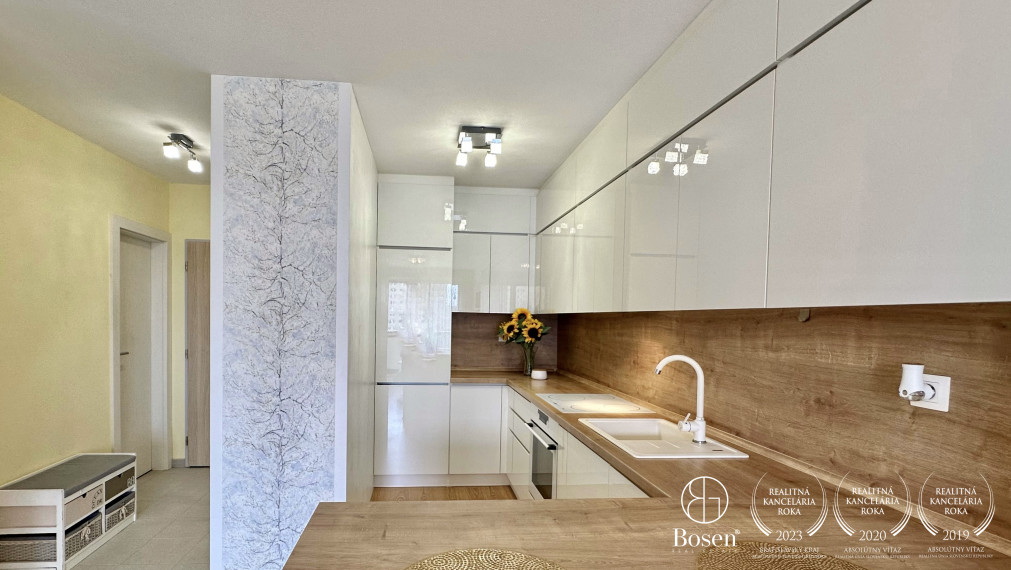 BOSEN | PRENAJATÉ: 2 izbový klimatizovaný byt s garážovým parkovacím státím, ul. Muchovo námestie, Bratislava - Petržalka