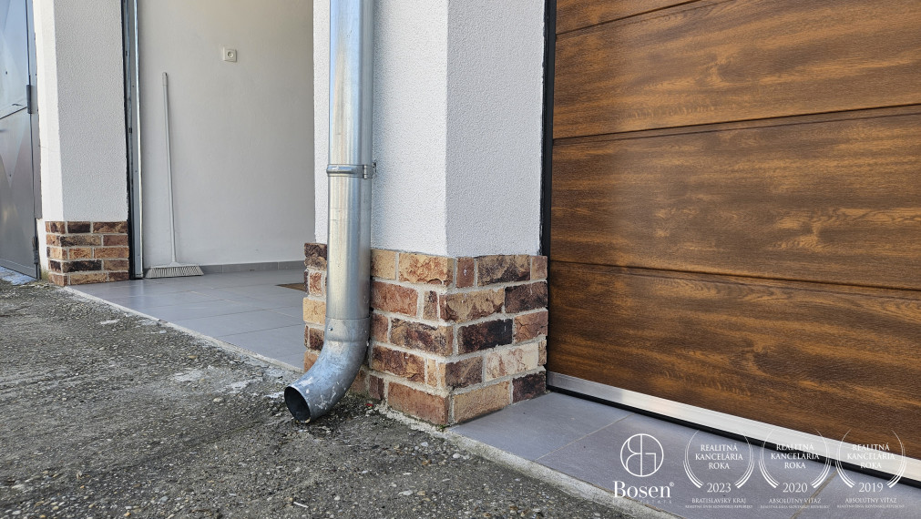 BOSEN | Moderná garáž s posedením v suteréne