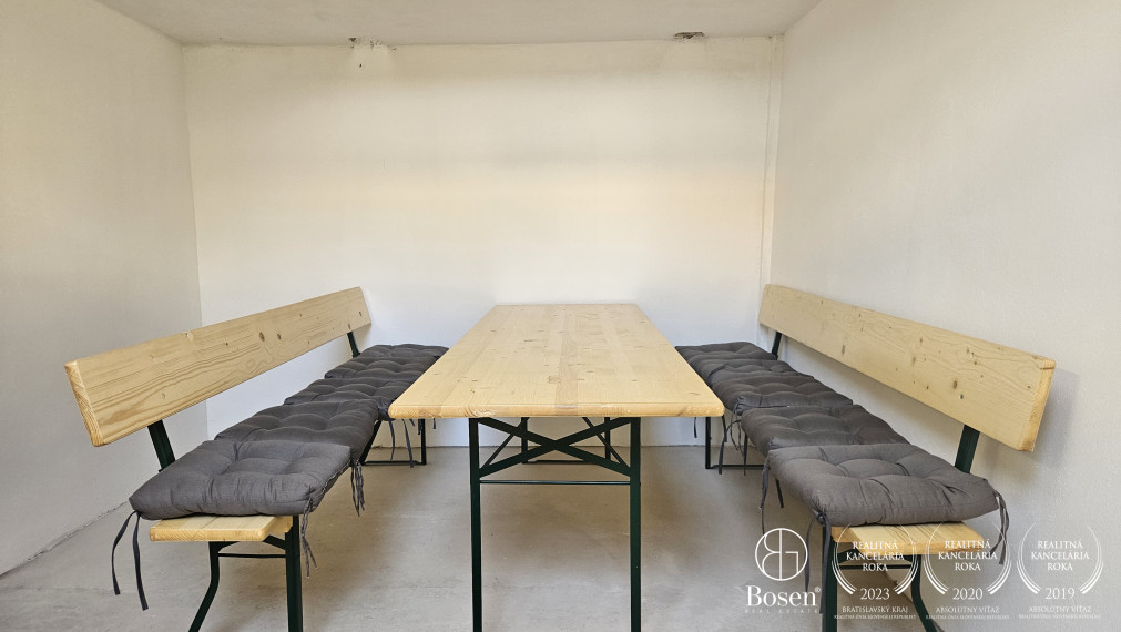 BOSEN | Moderná garáž s posedením v suteréne