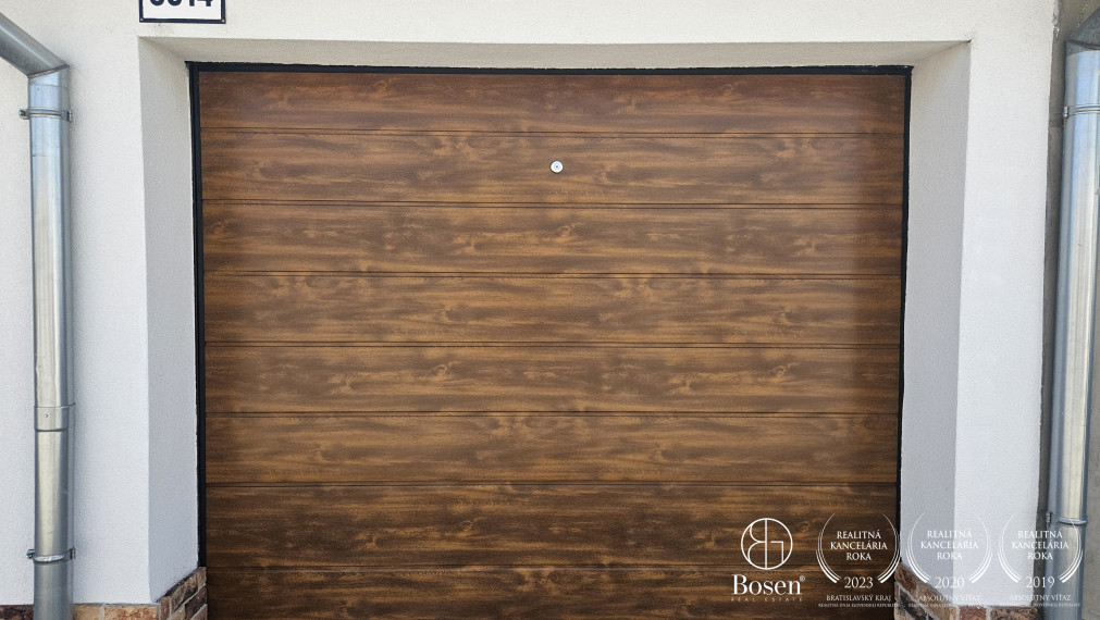 BOSEN | Moderná garáž s s vlastnou studňou