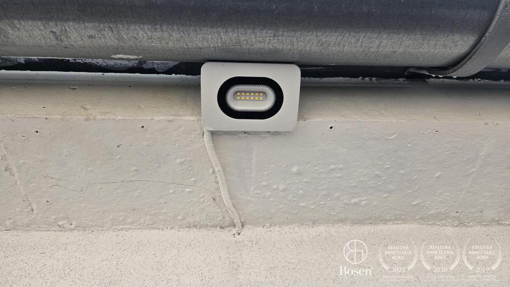 BOSEN | Moderná garáž s s vlastnou studňou