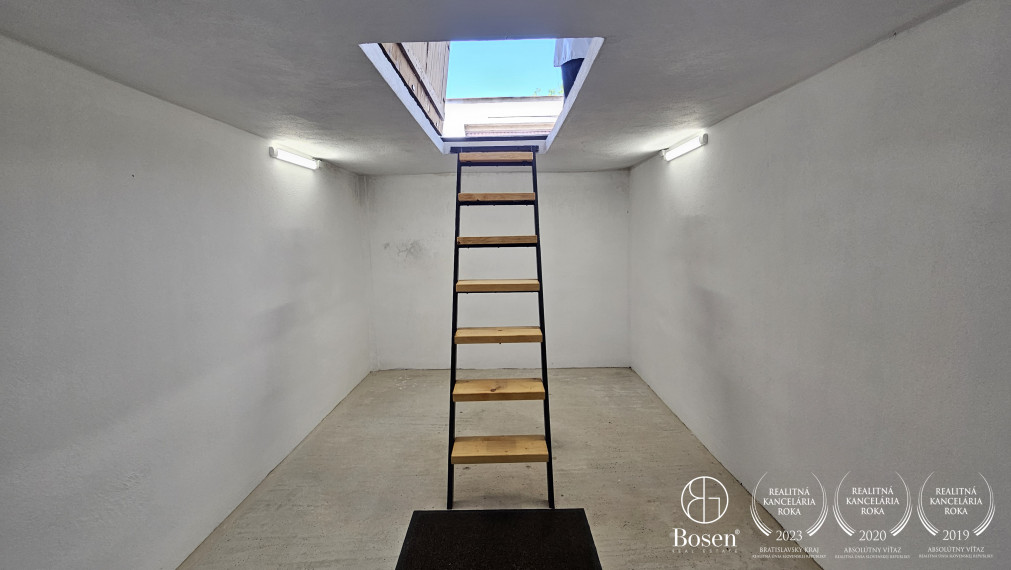 BOSEN | Moderná garáž s s vlastnou studňou