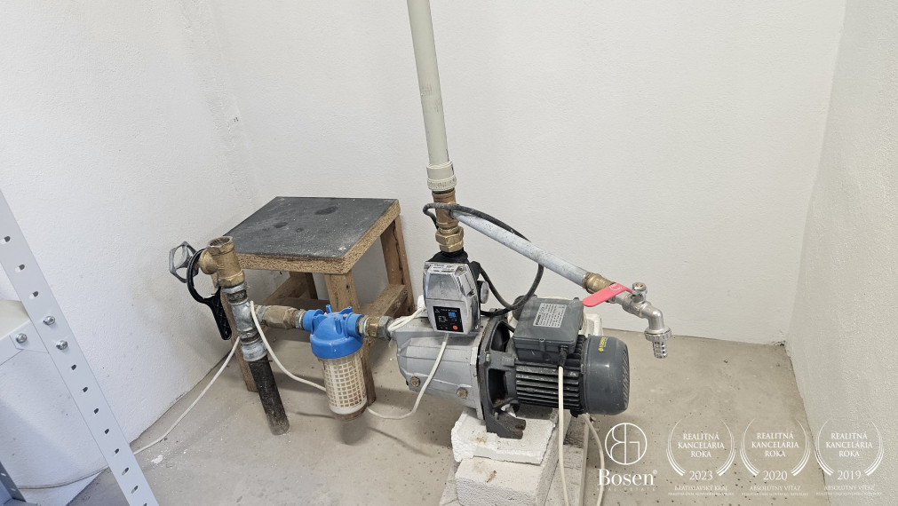 BOSEN | Moderná garáž s s vlastnou studňou