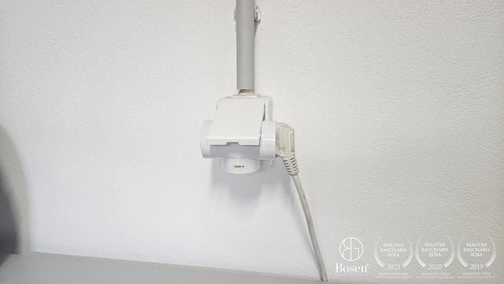 BOSEN | Moderná garáž s s vlastnou studňou