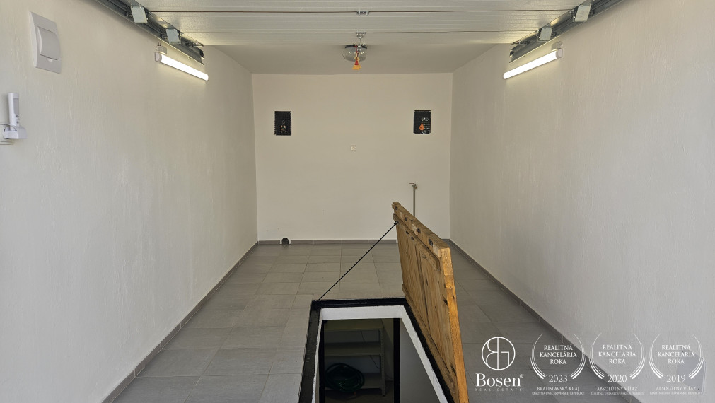 BOSEN | Moderná garáž s s vlastnou studňou