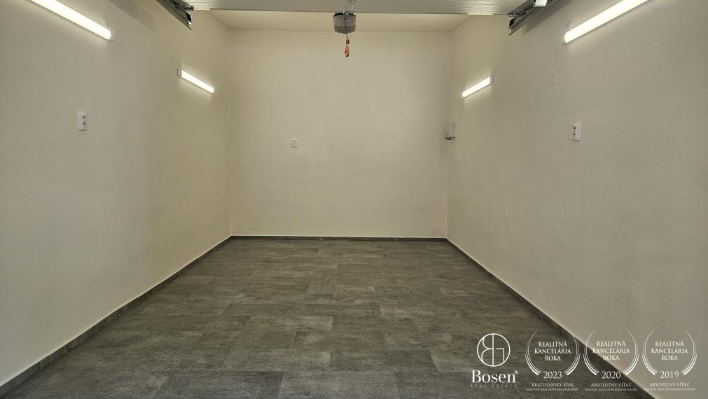 BOSEN | Kompletne zrekonštruovaná garáž, vhodná aj pre SUV