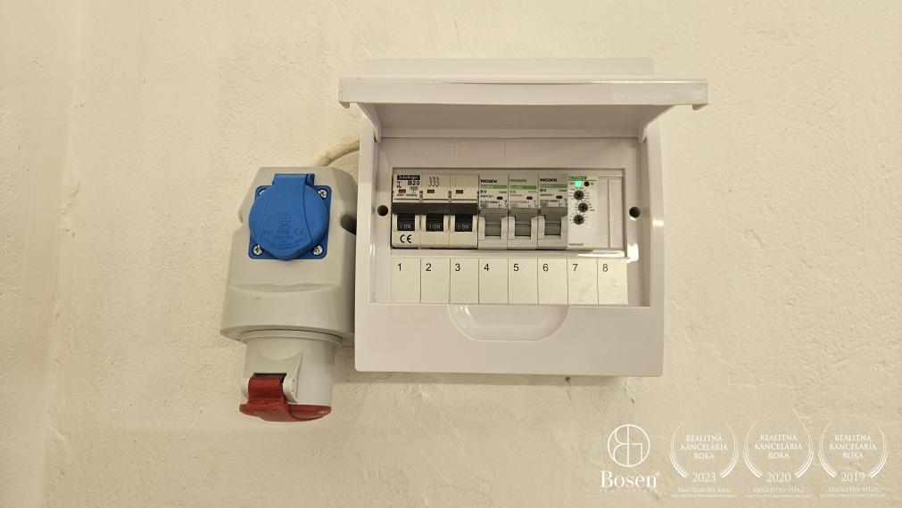 BOSEN | Kompletne zrekonštruovaná garáž, vhodná aj pre SUV