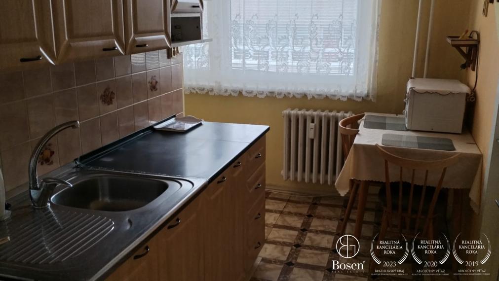 BOSEN | Plne zariadený 2,5 izbový byt s obývačkou a 2 spálňami na D. Štúra na prenájom.