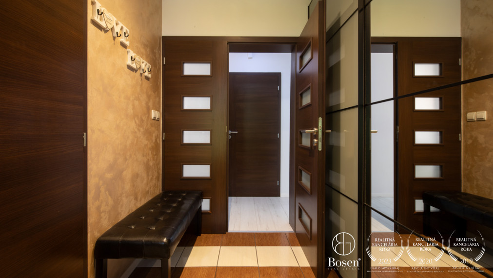 BOSEN | Na predaj priestranný 4i Rodinný dom s bazénom _ Veľké Dvorníky