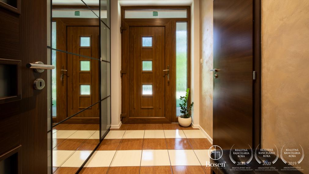 BOSEN | Na predaj priestranný 4i Rodinný dom s bazénom _ Veľké Dvorníky