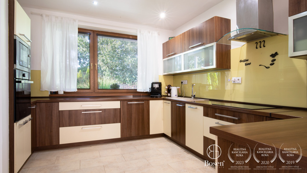 BOSEN | Na predaj priestranný 4i Rodinný dom s bazénom _ Veľké Dvorníky