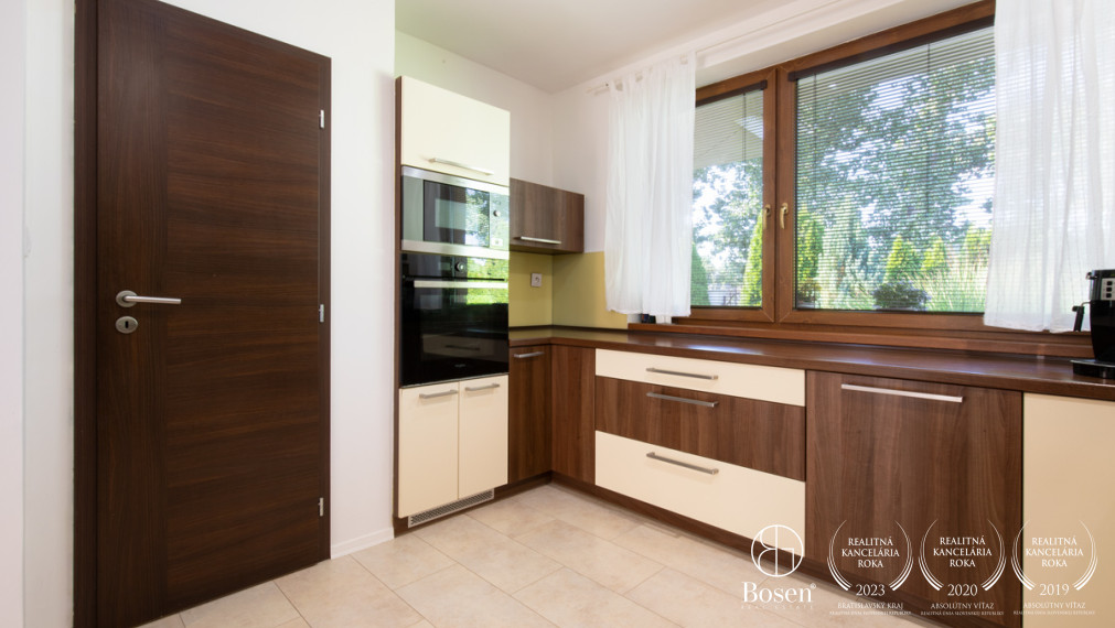 BOSEN | Na predaj priestranný 4i Rodinný dom s bazénom _ Veľké Dvorníky