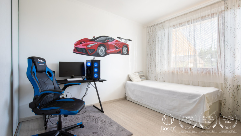 BOSEN | Na predaj priestranný 4i Rodinný dom s bazénom _ Veľké Dvorníky