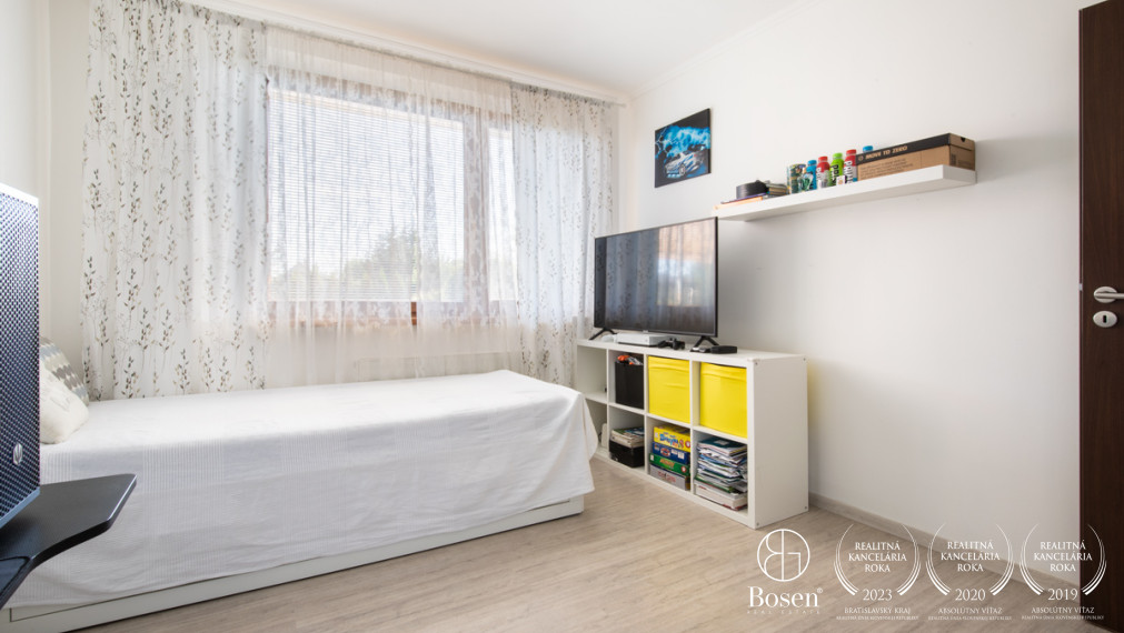 BOSEN | Na predaj priestranný 4i Rodinný dom s bazénom _ Veľké Dvorníky