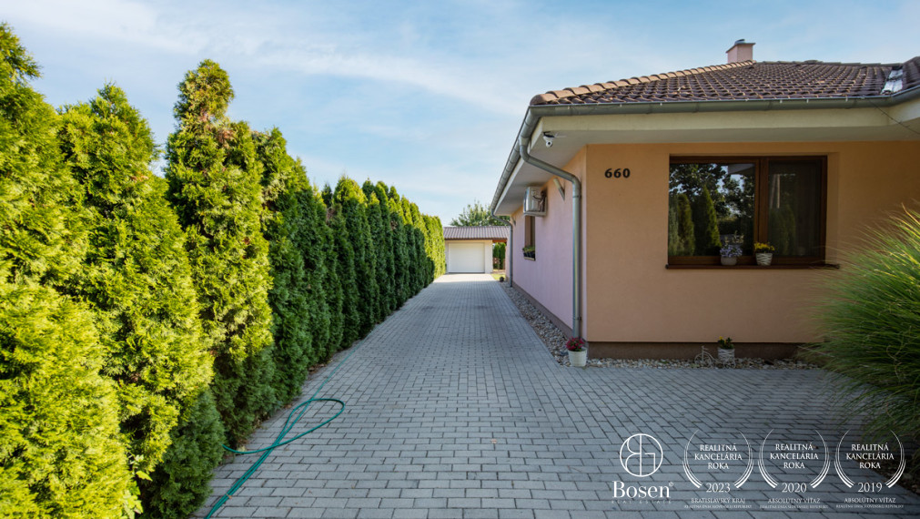 BOSEN | Na predaj priestranný 4i Rodinný dom s bazénom _ Veľké Dvorníky