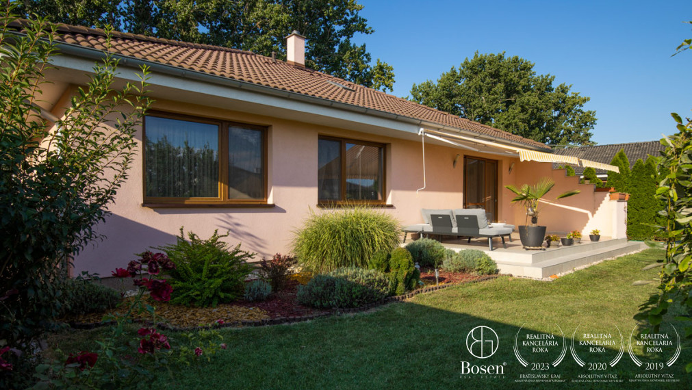 BOSEN | Na predaj priestranný 4i Rodinný dom s bazénom _ Veľké Dvorníky