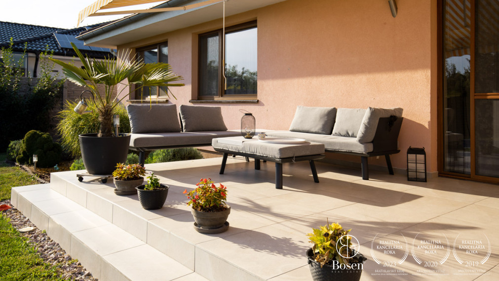 BOSEN | Na predaj priestranný 4i Rodinný dom s bazénom _ Veľké Dvorníky