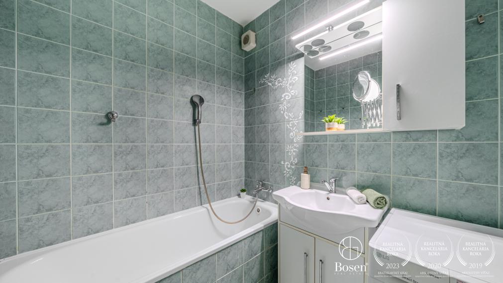 BOSEN | PREDANÉ  | Priestranný 1,5 izbový byt s loggiou a parkovacím miestom, Bulharská, Bratislava-Ružinov