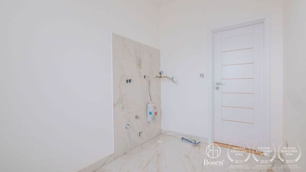 Bosen Realicity / krásny 4 izbový rodinný dom s keramickým bazénom.