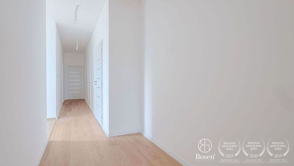 Bosen Realicity / krásny 4 izbový rodinný dom s keramickým bazénom.