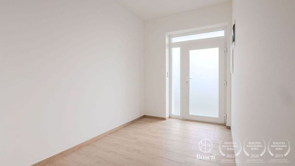 Bosen Realicity / krásny 4 izbový rodinný dom s keramickým bazénom.