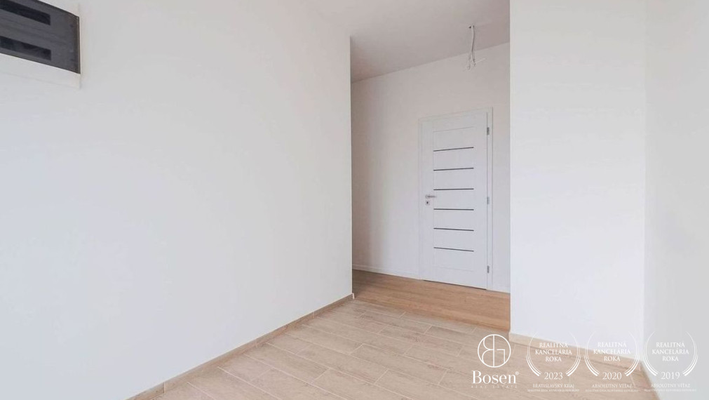 Bosen Realicity / krásny 4 izbový rodinný dom s keramickým bazénom.