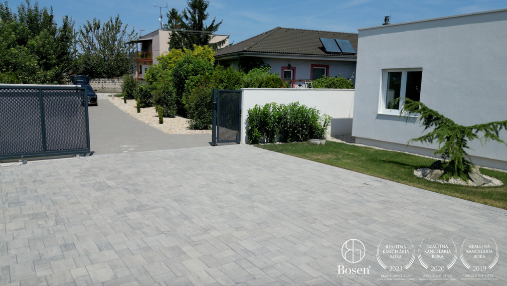 Bosen Realicity / krásny 4 izbový rodinný dom s keramickým bazénom.