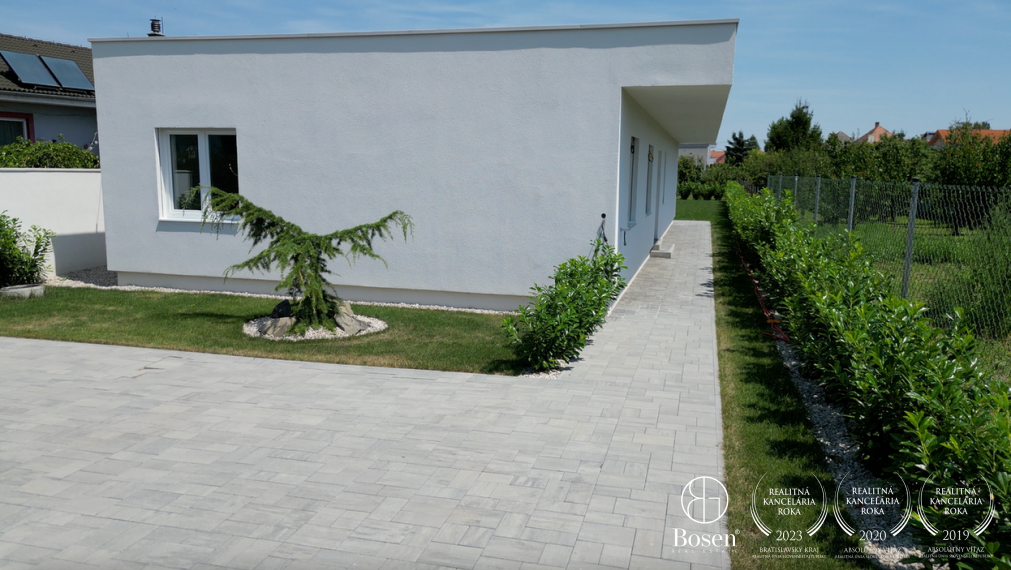Bosen Realicity / krásny 4 izbový rodinný dom s keramickým bazénom.
