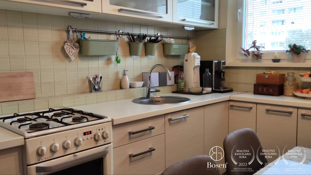 BOSEN | REZERVOVANÝ! 3 izbový byt čiastočne zariadený s Loggiou