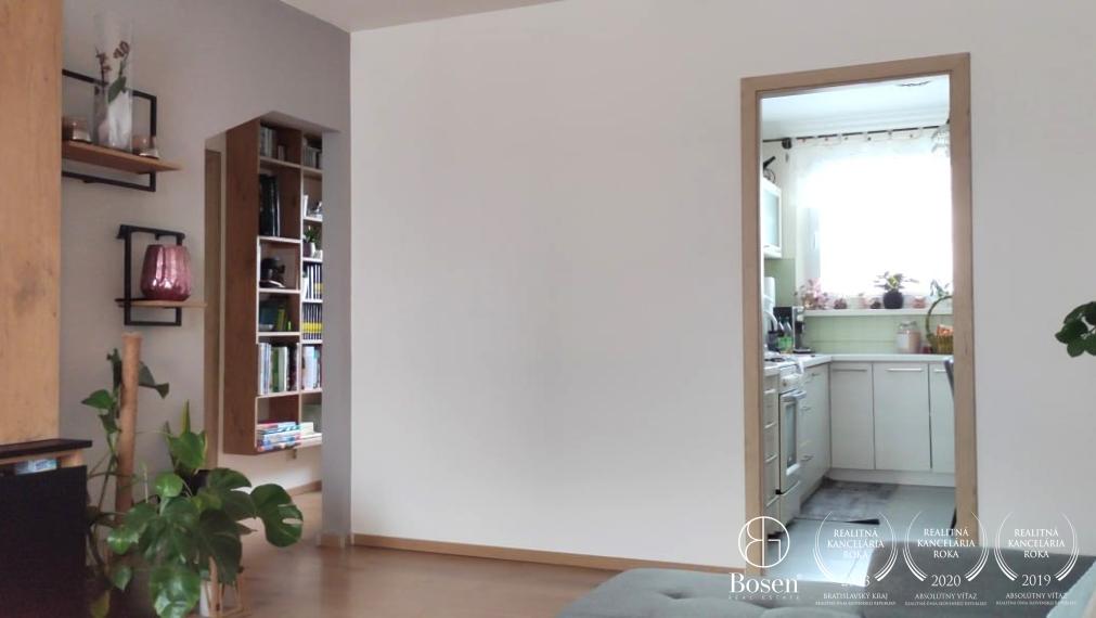 BOSEN | REZERVOVANÝ! 3 izbový byt čiastočne zariadený s Loggiou