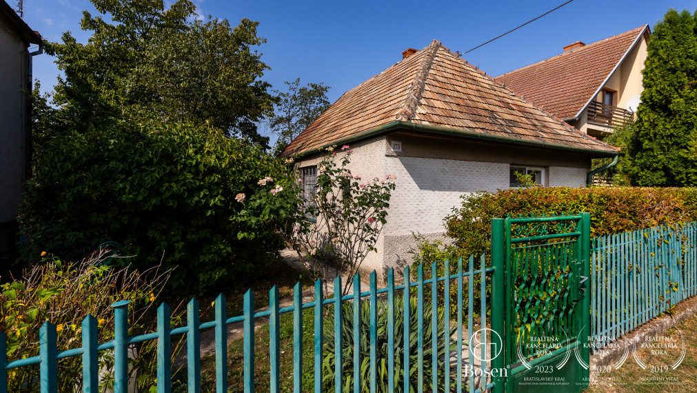 BOSEN | Rezervované- Dom v pôvodnom stave s pozemkom 1179 m2