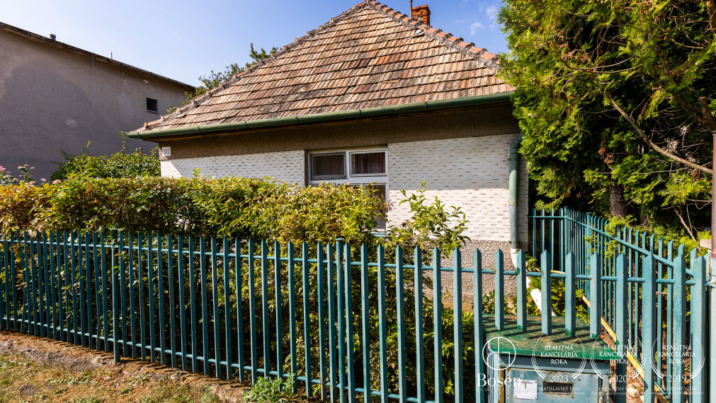 BOSEN | Rezervované- Dom v pôvodnom stave s pozemkom 1179 m2