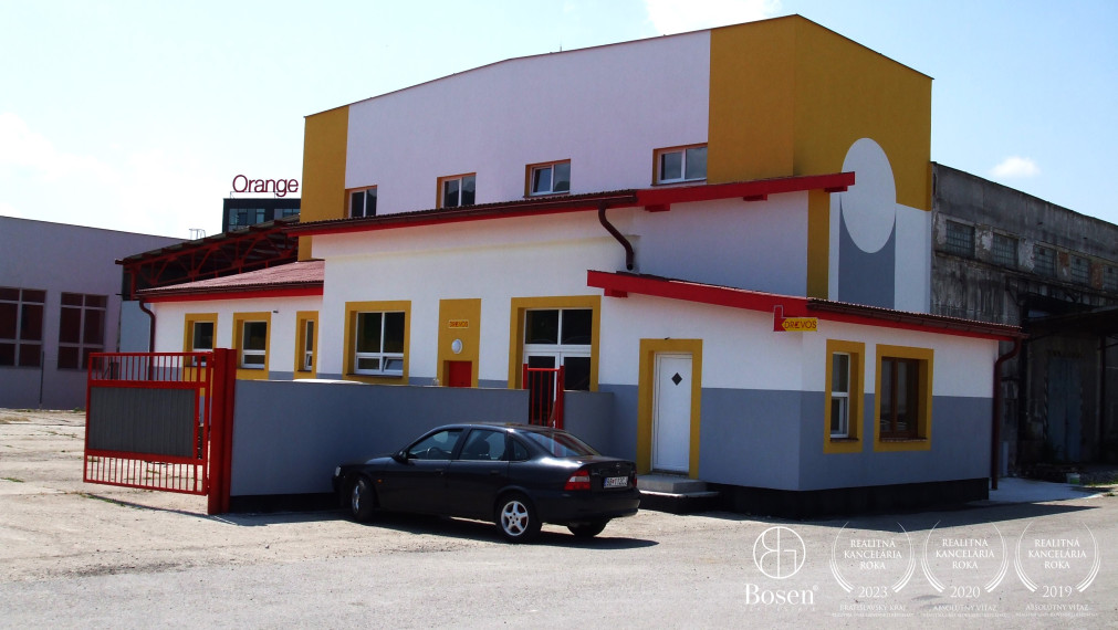 BOSEN | Skladovo - výrobný objekt s kancelárskym zázemím.