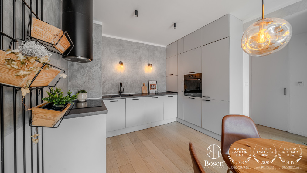 PREDANÉ: BOSEN | 4kk byt v novostavbe Pari s výhľadom na Zwirn