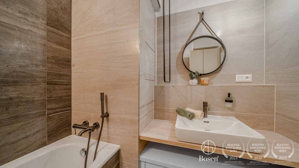 PREDANÉ: BOSEN | 4kk byt v novostavbe Pari s výhľadom na Zwirn