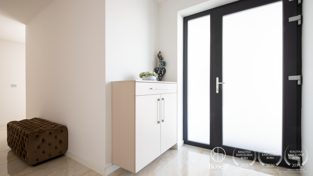 REZERVOVANÉ | BOSEN | Nadštandardný 5i RD s dvojgarážou