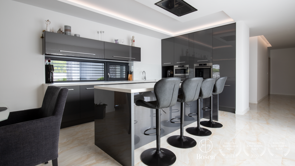 REZERVOVANÉ | BOSEN | Nadštandardný 5i RD s dvojgarážou