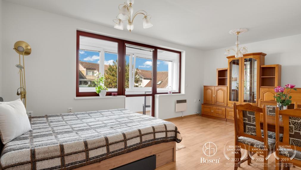 BOSEN | Na prenájom 1 izbový byt s loggiou na Malom námestí v Malackách