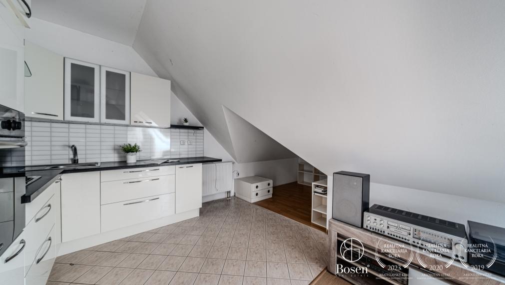 PREDANÉ - BOSEN | Podkrovný 2 izbový byt na Vajanského ulici v Modre