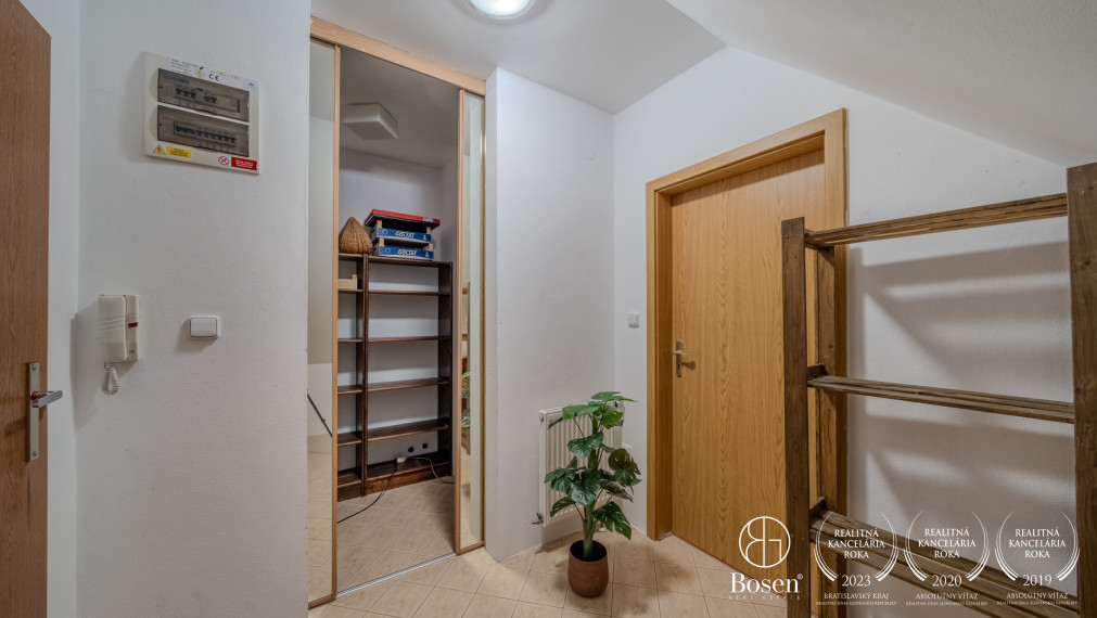 PREDANÉ - BOSEN | Podkrovný 2 izbový byt na Vajanského ulici v Modre