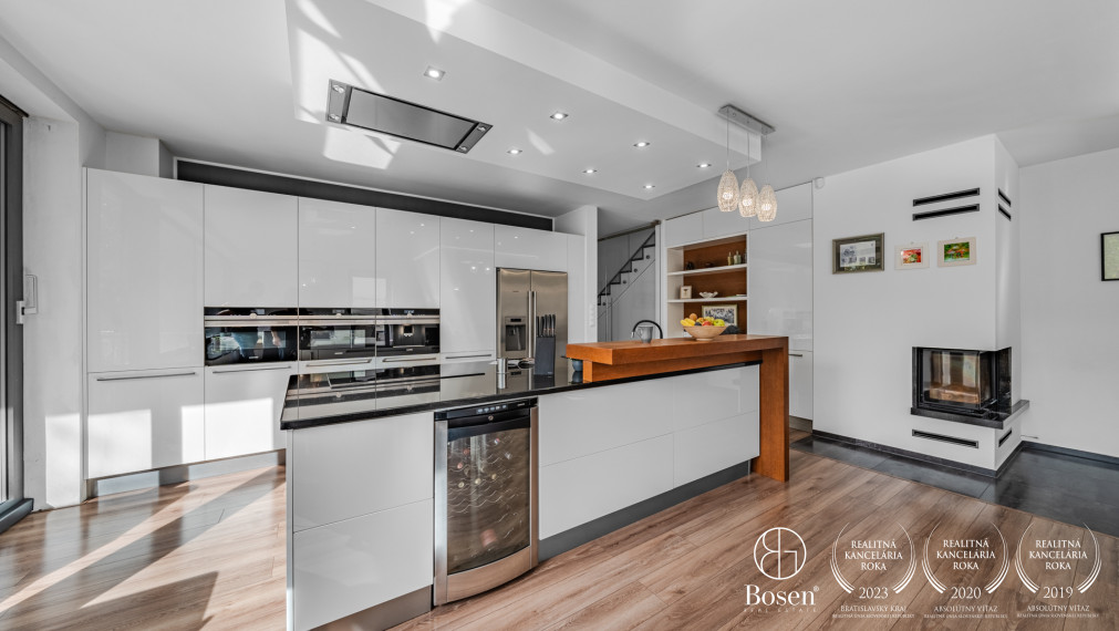 BOSEN | Modern 6-room family house in a beautiful setting with a garage for 3 cars, Plánky, Bratislava, 889m²