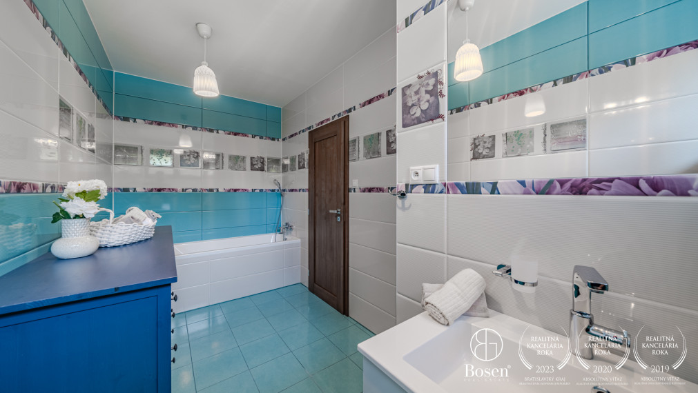 BOSEN | Modern 6-room family house in a beautiful setting with a garage for 3 cars, Plánky, Bratislava, 889m²