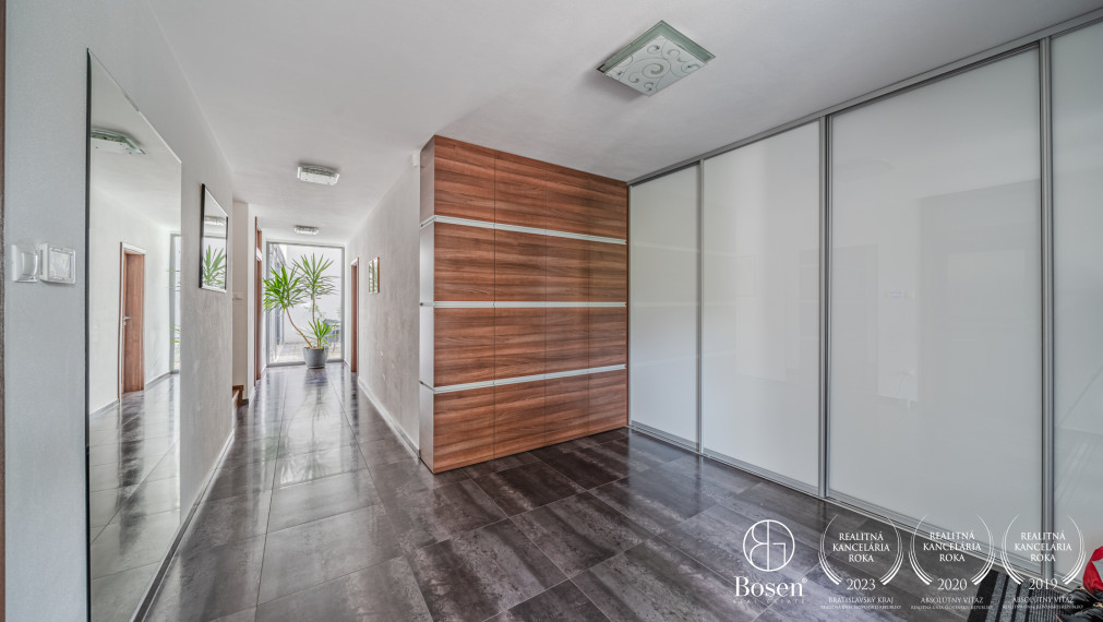 BOSEN | Modern 6-room family house in a beautiful setting with a garage for 3 cars, Plánky, Bratislava, 889m²