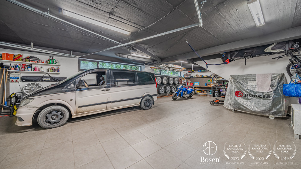 BOSEN | Modern 6-room family house in a beautiful setting with a garage for 3 cars, Plánky, Bratislava, 889m²