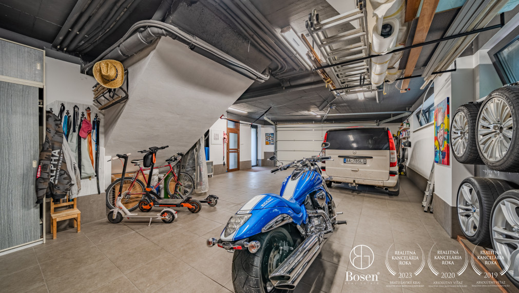 BOSEN | Modern 6-room family house in a beautiful setting with a garage for 3 cars, Plánky, Bratislava, 889m²