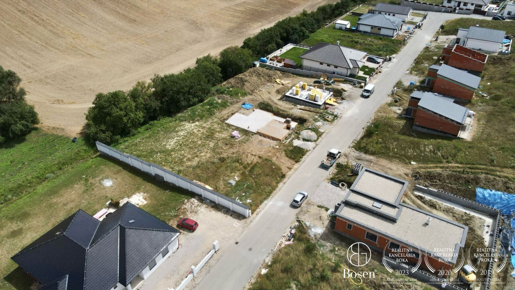 REZERVOVANÝ BOSEN | Na predaj stavebný pozemok o veľkosti 874 m2 v obci Trenčianske Mitice, časť Rožňové Mitice.
