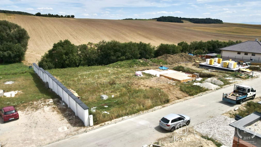 REZERVOVANÝ BOSEN | Na predaj stavebný pozemok o veľkosti 874 m2 v obci Trenčianske Mitice, časť Rožňové Mitice.