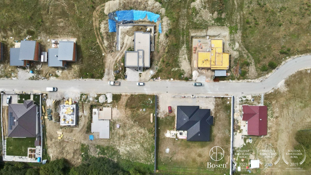 REZERVOVANÝ BOSEN | Na predaj stavebný pozemok o veľkosti 874 m2 v obci Trenčianske Mitice, časť Rožňové Mitice.