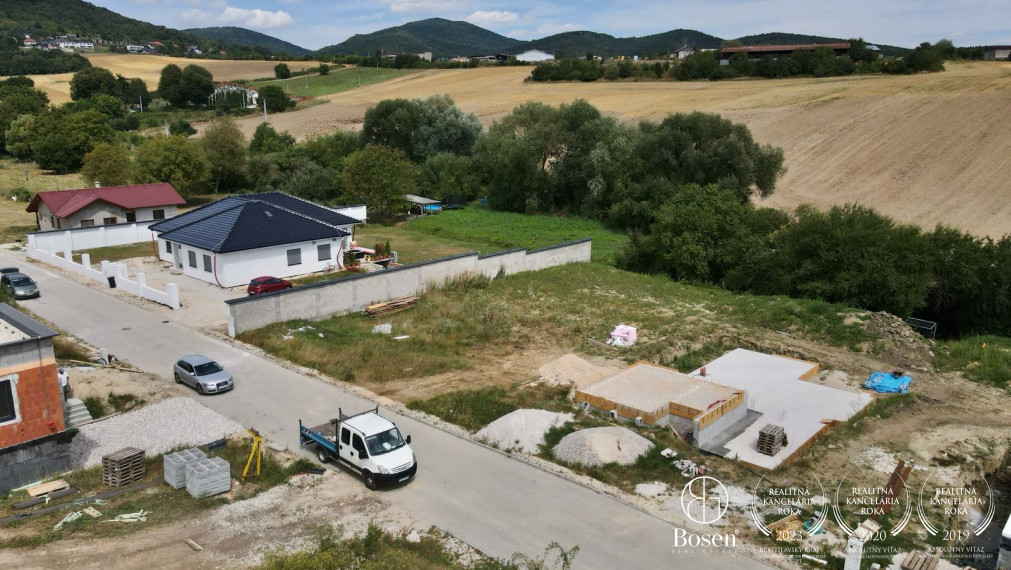 REZERVOVANÝ BOSEN | Na predaj stavebný pozemok o veľkosti 874 m2 v obci Trenčianske Mitice, časť Rožňové Mitice.